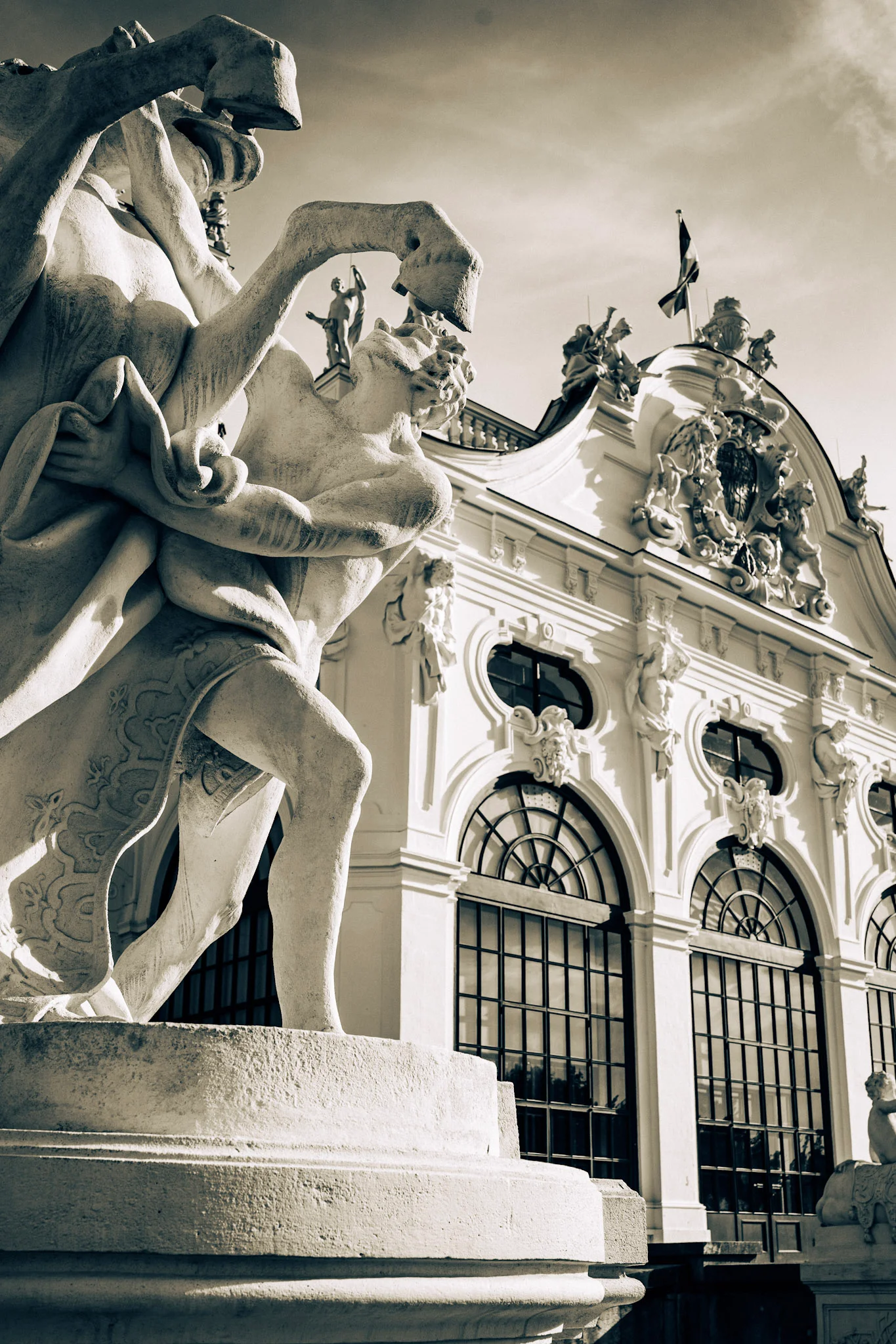 Zadní část Zámek Belvedere při pohledu přes sochu koně.paláce Hofburg při pohledu z parku Burggarten.